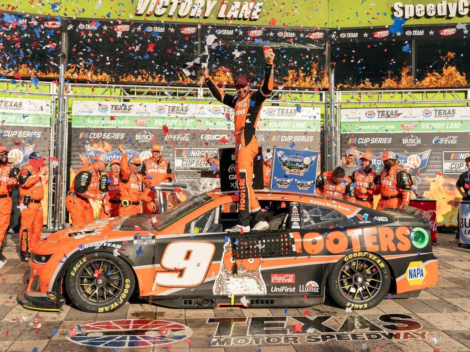 PRE-ORDER - $85 - Chase Elliott 2024 Hooters / Texas 4/14/24 Race Win 1:24 Nascar Diecast