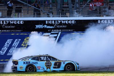 PRE-ORDER - $140 - Chase Elliott 2025 Kelley Blue Book Kansas 9/28/25 Race Win 1:24 Elite Nascar Diecast
