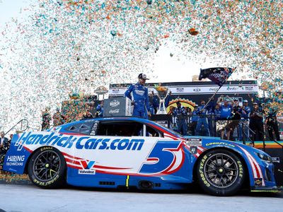 PRE-ORDER - $100 - KYLE LARSON 2025 HENDRICKCARS.COM PHOENIX RACED VERSION 1:24 COLOR CHROME DIECAST