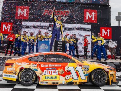 PRE-ORDER - DENNY HAMLIN 2026 KING'S HAWAIIAN SHAKE 'EM BITES POCONO RACED WIN 1:24 DIECAST