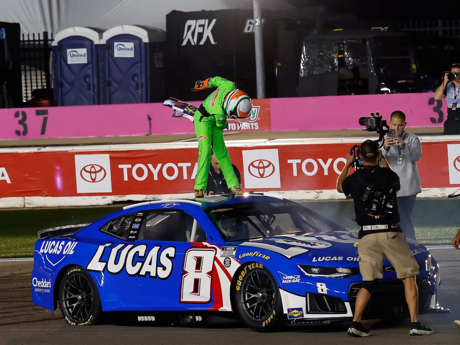 PRE-ORDER - Brexton Busch 2026 Lucas Oil Kyle Busch Tribute Burnout with Figurine 1:24 Nascar Diecast