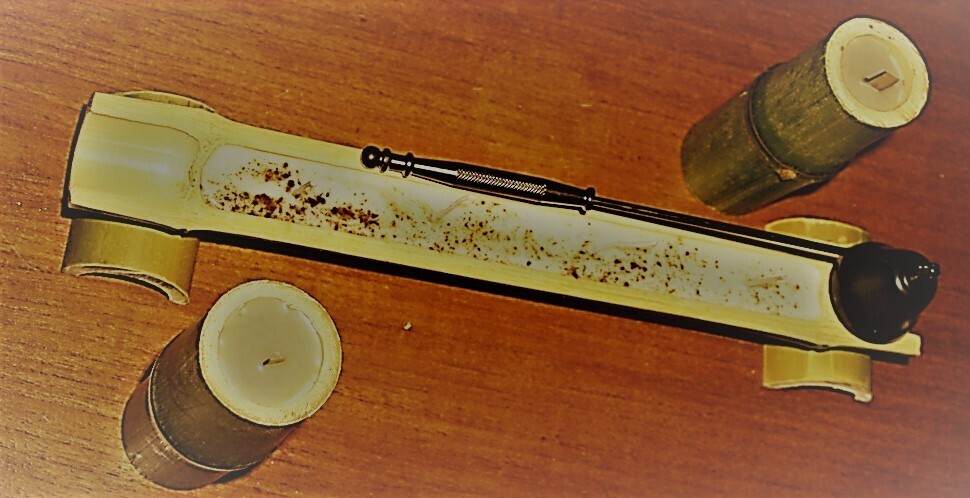 Vela aromática de soja en bambú con mecha múltiple.
