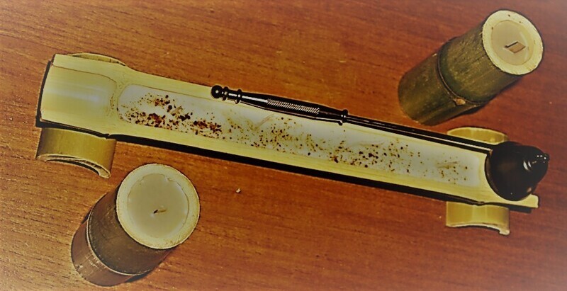 Vela aromática de soja en bambú con mecha múltiple.