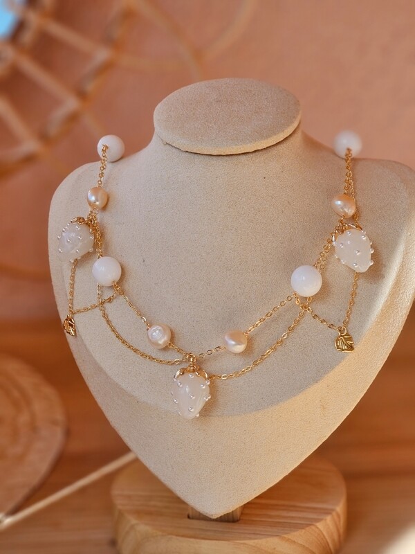 White agate and pearl strawberry choker necklace ZEMENE