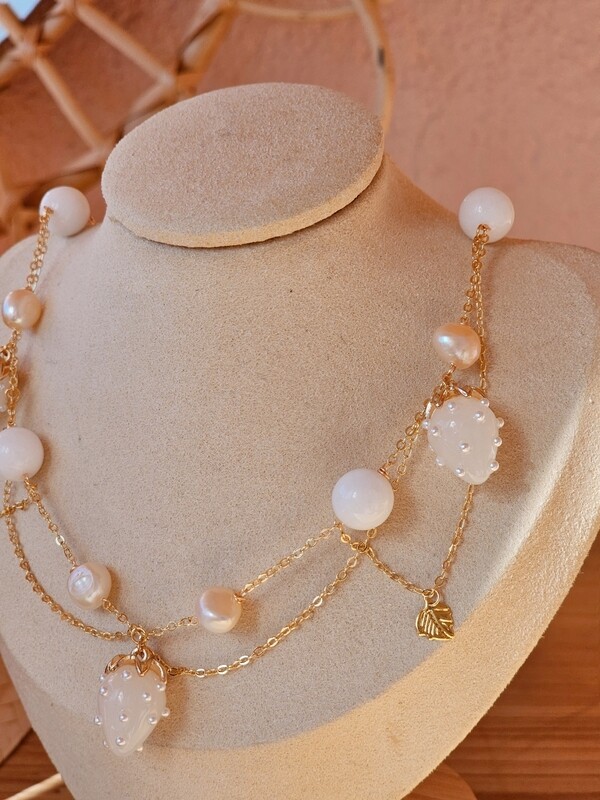 White agate and pearl strawberry choker necklace ZEMENE