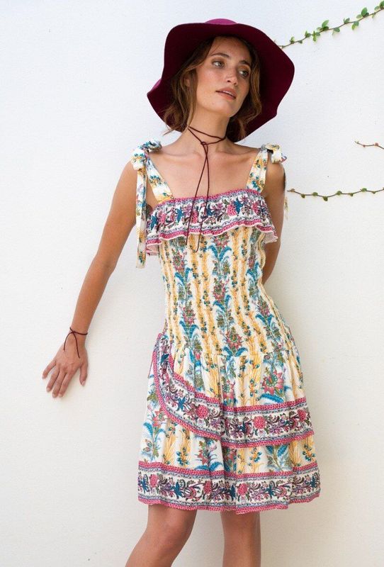 Robe courte bohème nouée sur les épaules