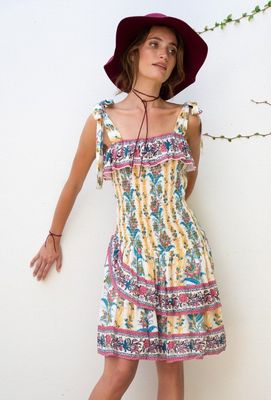 Robe courte bohème nouée sur les épaules