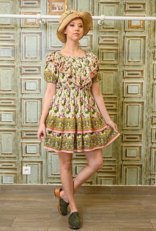 Robe courte bohème volant sur la poitrine