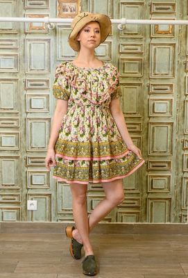 Robe courte bohème volant sur la poitrine
