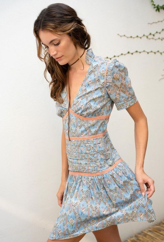 Robe courte bohème drapée à la taille