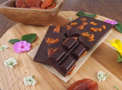Шоколад ручной работы "Горький на меду с добавлением кураги" 77% 100гр.