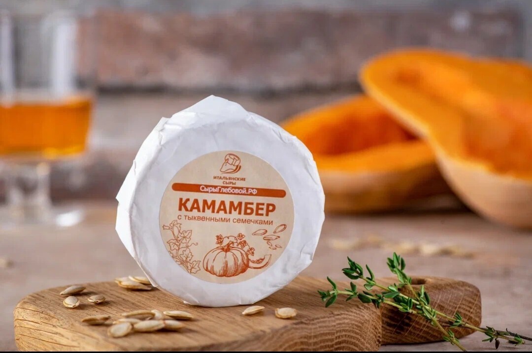 Сыр с белой плесенью «Камамбер» с тыквенными семечками.120 гр.
