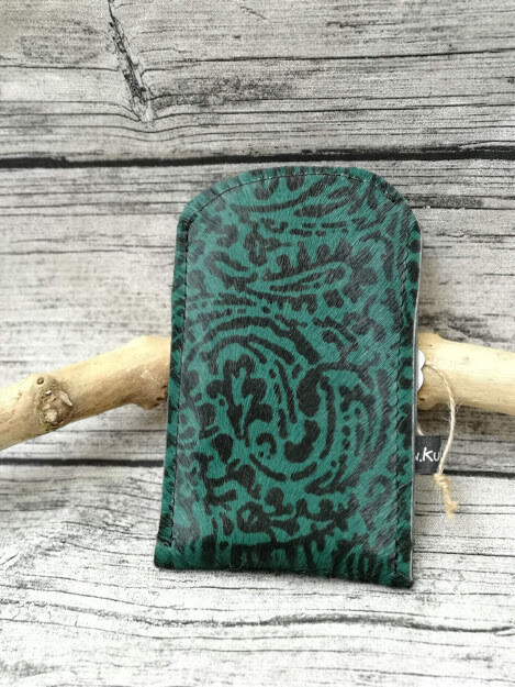 Handyhülle aus grün-schwarzem Kuhfell