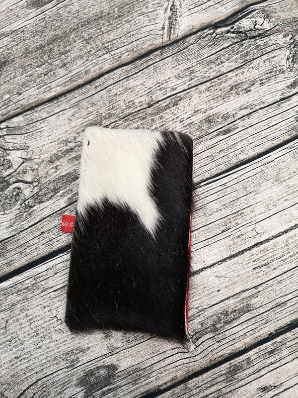 Handyhülle aus schwarzweißem Kuhfell