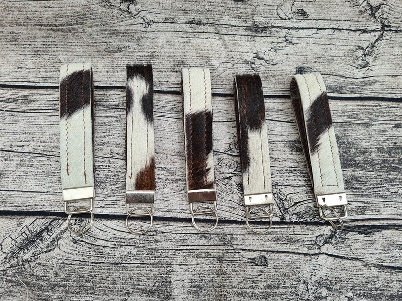 Schlüsselanhänger / Key Holder aus braun-weißem Kuhfell