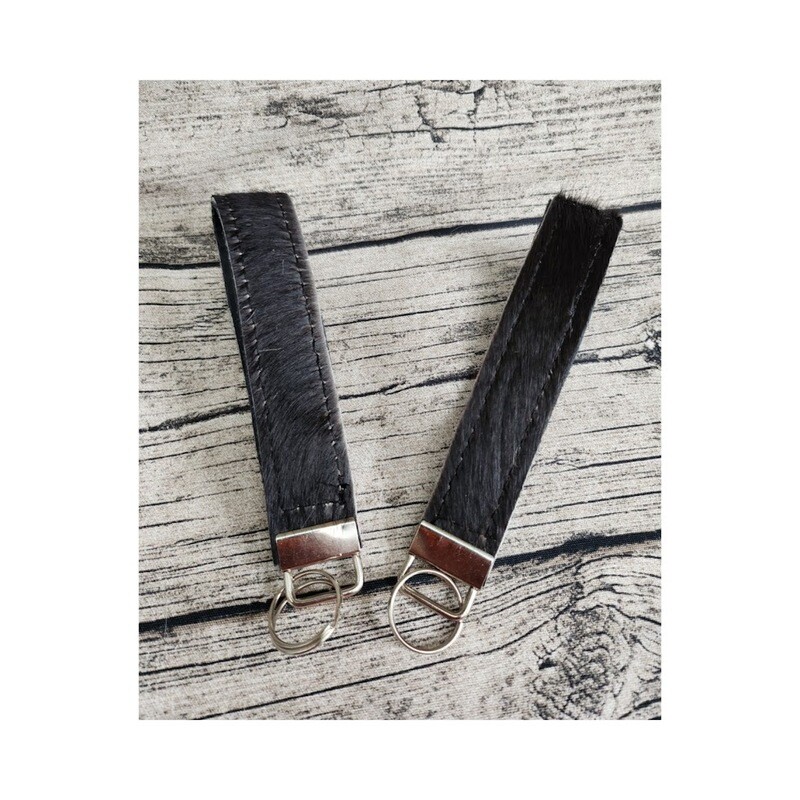 Schlüsselanhänger / Key Holder aus schwarzem Kuhfell Schlüsselanhänger / Key Holder aus schwarzem Kuhfell