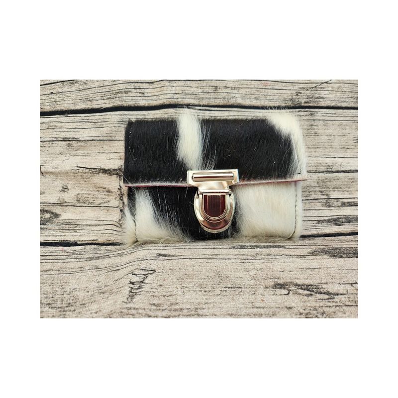 Kuhfellgeldbörse "M" 15 x 11,5 cm in schwarz-weiß-pink Kuhfellgeldbörse "M" 15 x 11,5 cm in schwarz-weiß-pink