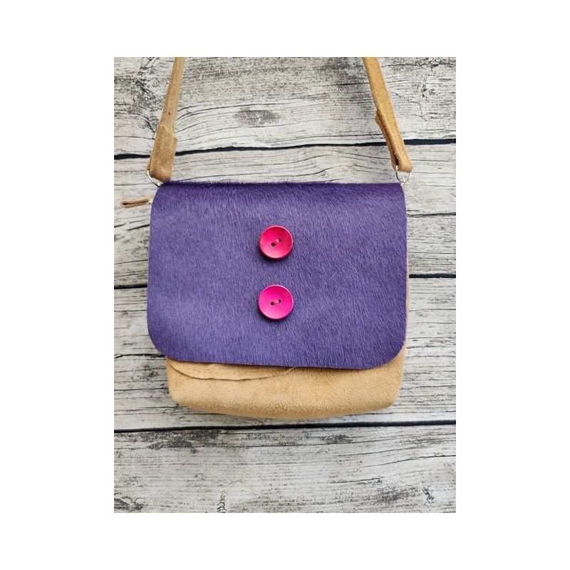 KUHIE® - Kuhfelltasche "Minni" in beige/lila mit Knöpfen KUHIE® - Kuhfelltasche "Minni" in beige/lila mit Knöpfen