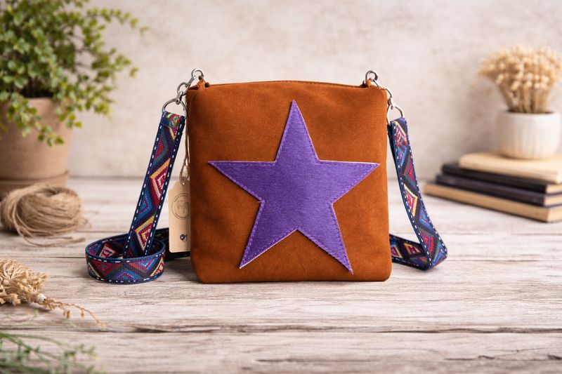 KUHIE - ELINA - Wildleder mit Stern-Kuhfell-Leder-Crossbody Tasche KUHIE - ELINA - Wildleder mit Stern-Kuhfell-Leder-Crossbody Tasche