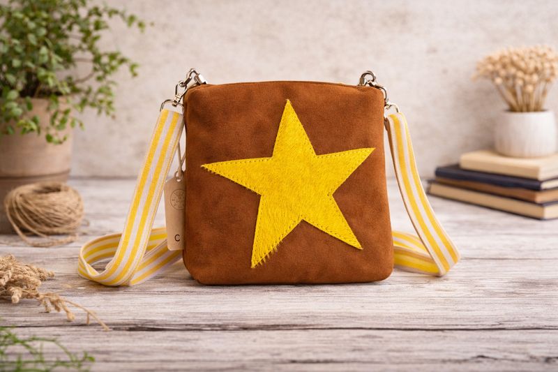 KUHIE - ELINA - Wildleder mit Stern-Kuhfell-Leder-Crossbody Tasche KUHIE - ELINA - Wildleder mit Stern-Kuhfell-Leder-Crossbody Tasche