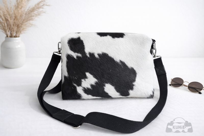 KUHIE -ELINA L- schwarz-weiß Kuhfell-Leder Crossbody-Tasche KUHIE -ELINA L- schwarz-weiß Kuhfell-Leder Crossbody-Tasche
