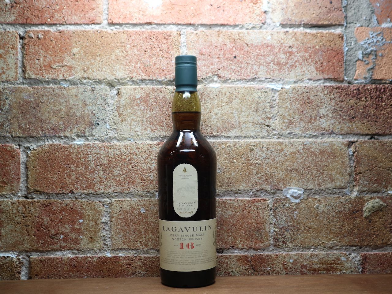 Lagavulin 16 Year Old Single Malt Whiskey, Islay SCO