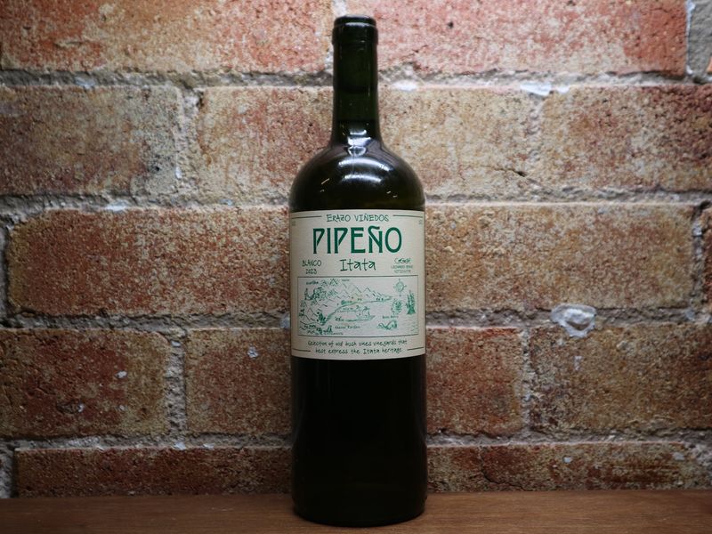 Leo Erazo &#39;Los Viñateros Bravos&#39; Pipeño Blanco Muscat of Alexandria, Itata CHI