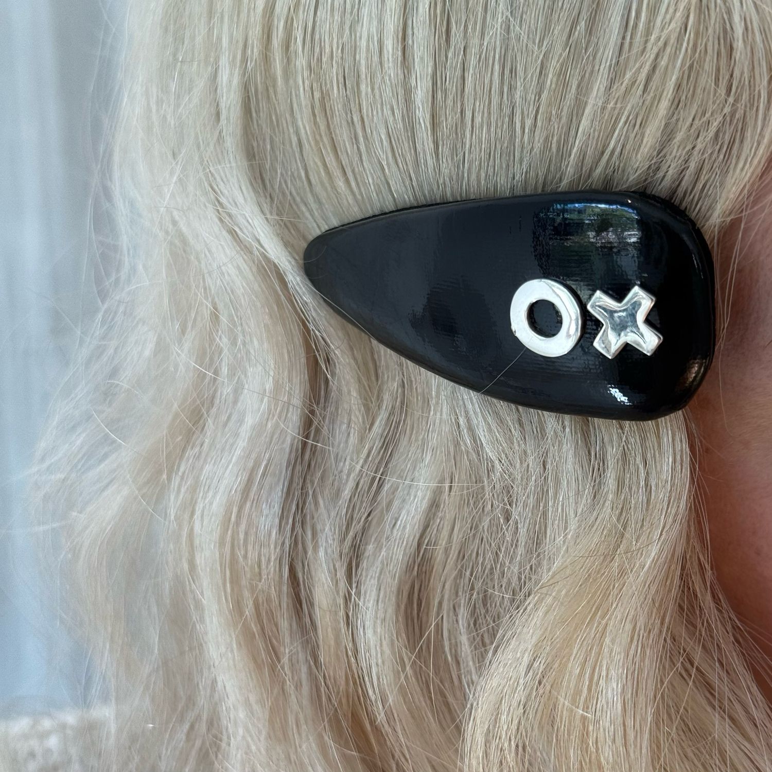 XO HAIR CLIP
