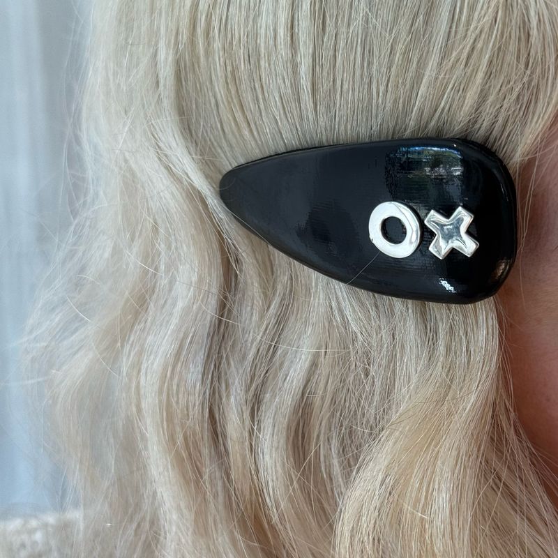 XO HAIR CLIP