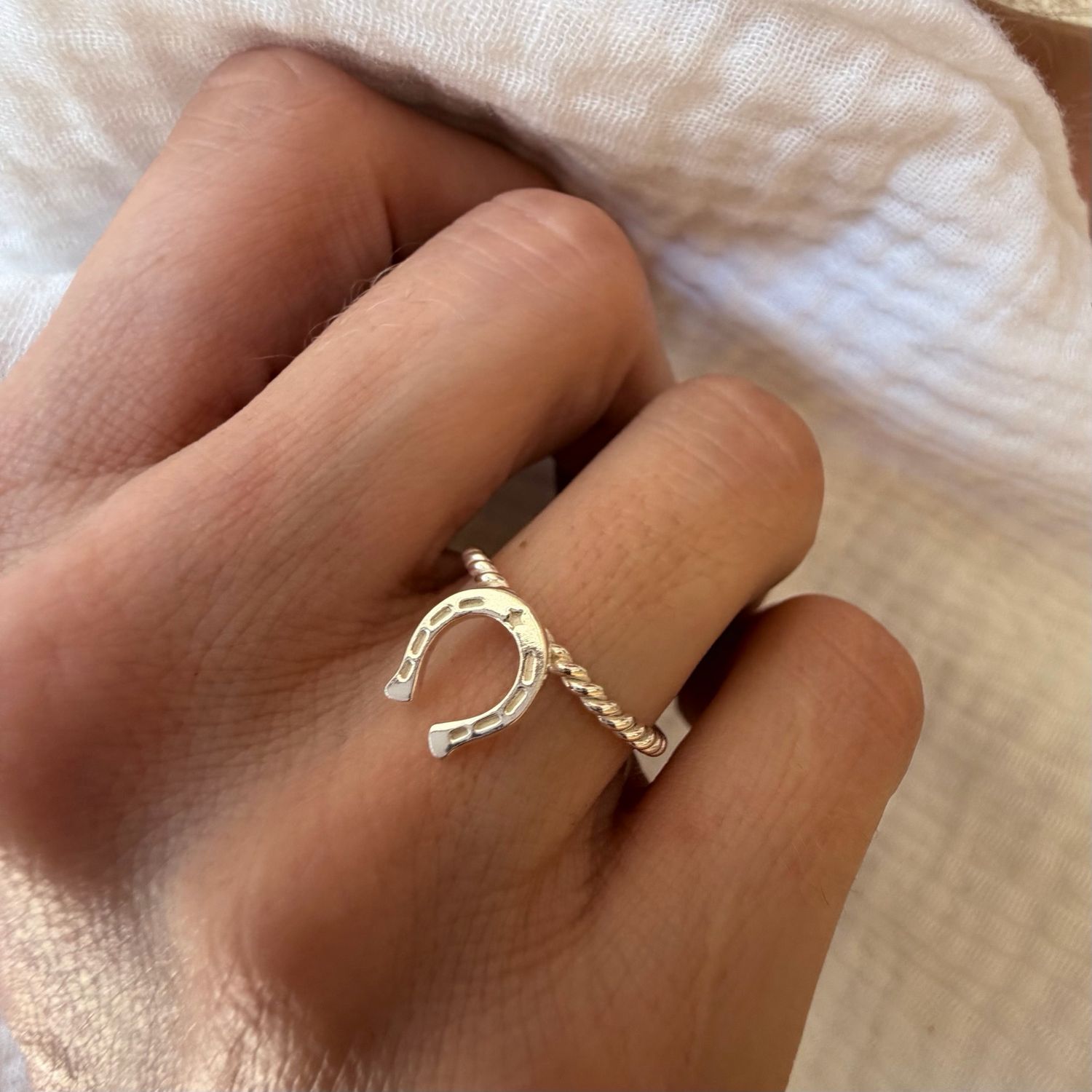 Horseshoe ring