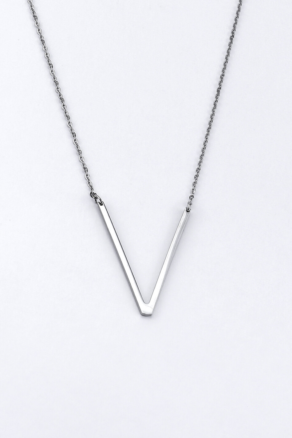 Pendant  "V" on a thin chain