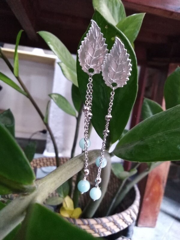 Earrings with leaves