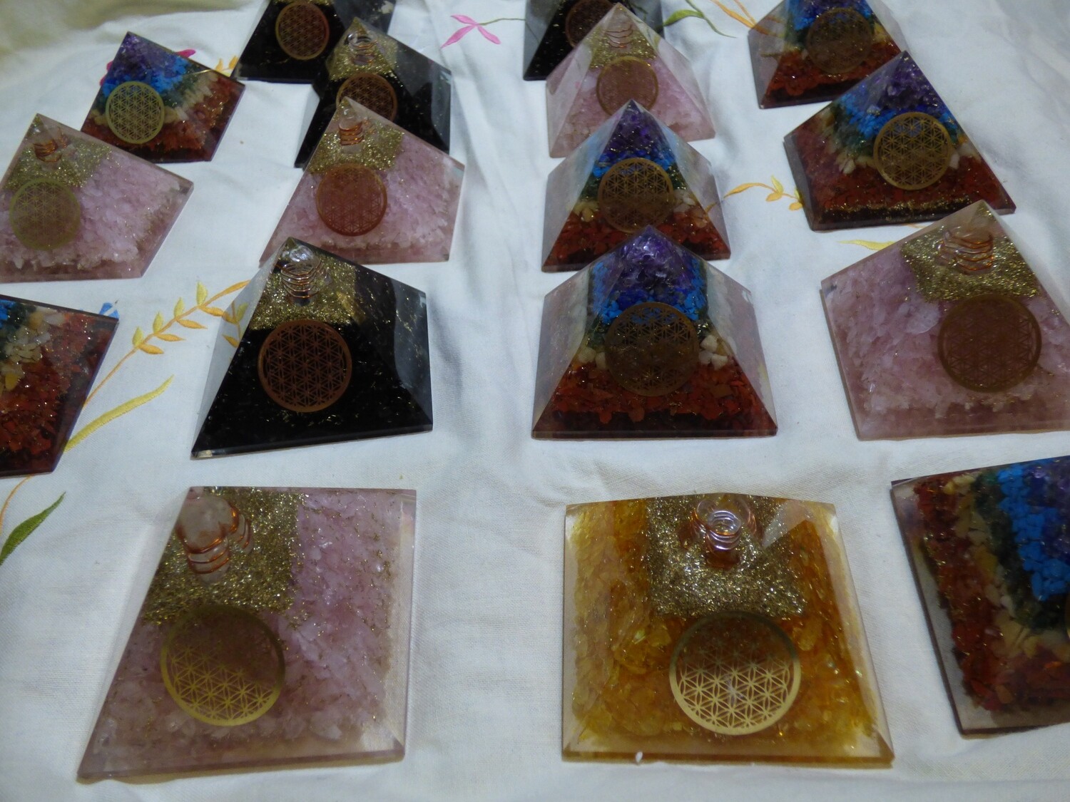 Grand Pyramide d&#39;orgone en cristal de citrine avec symbole de fleur de vie  75mm/71mm