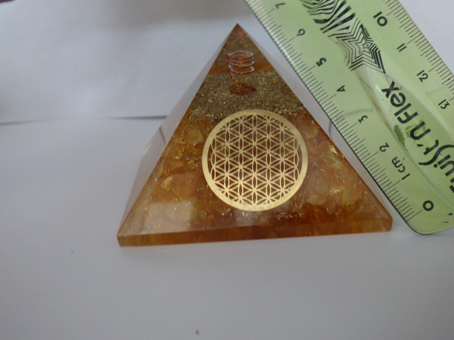 Grand Pyramide d&#39;orgone en cristal de citrine avec symbole de fleur de vie  75mm/71mm