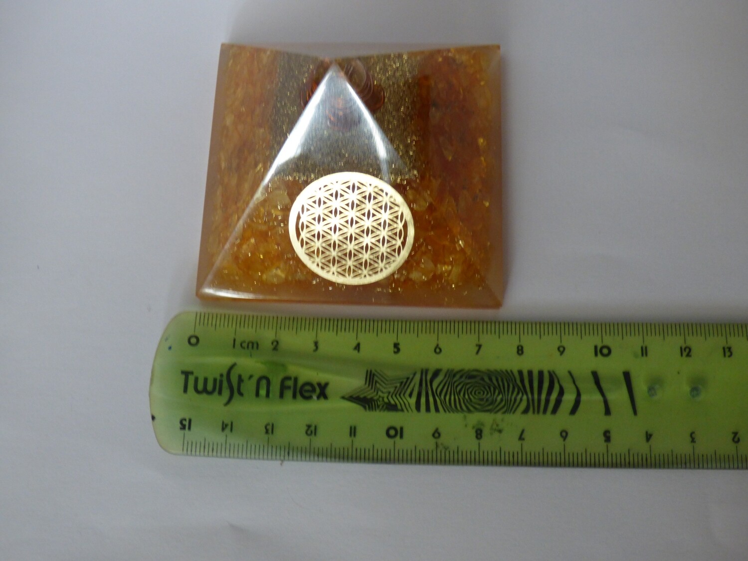 Grand Pyramide d&#39;orgone en cristal de citrine avec symbole de fleur de vie  75mm/71mm