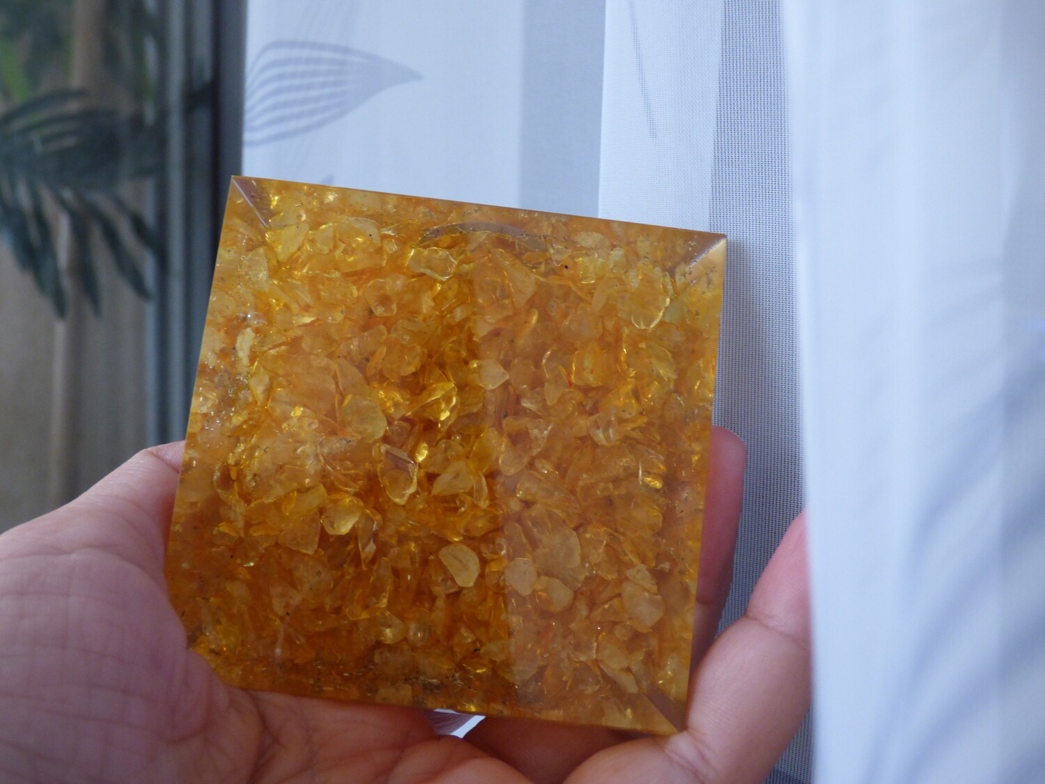 Grand Pyramide d&#39;orgone en cristal de citrine avec symbole de fleur de vie  75mm/71mm