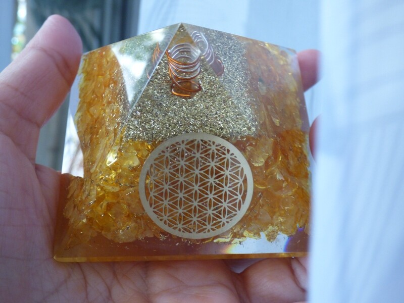 Grand Pyramide d&#39;orgone en cristal de citrine avec symbole de fleur de vie  75mm/71mm