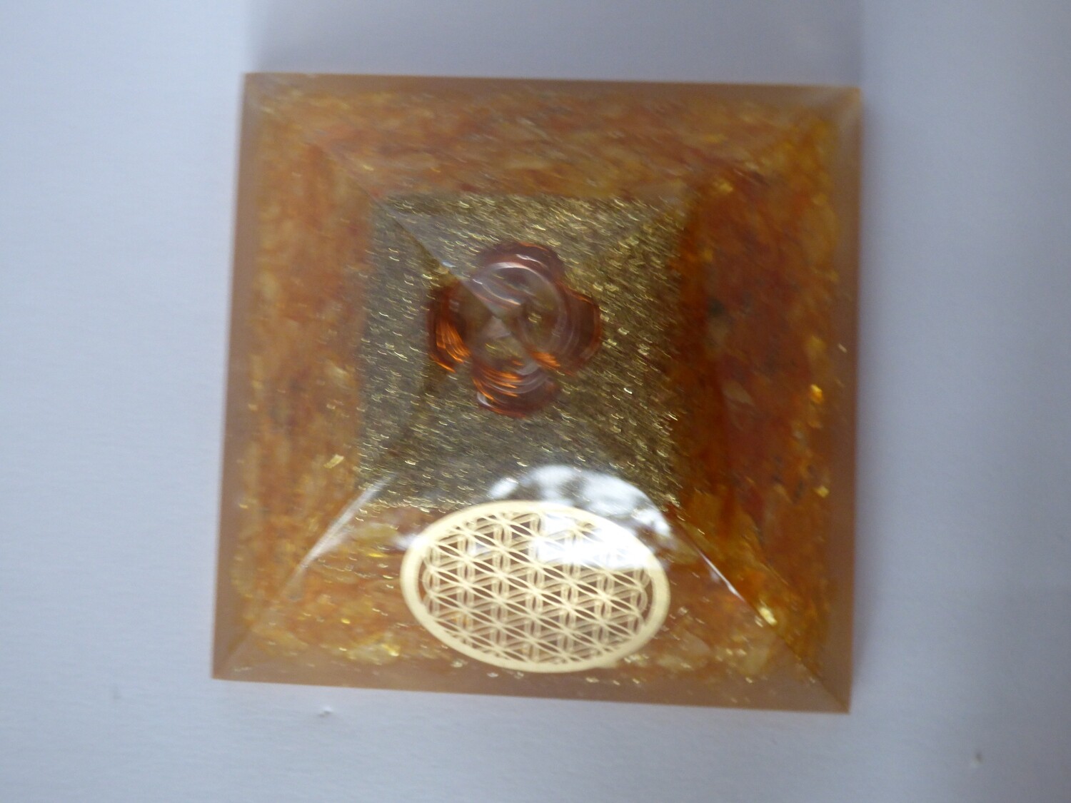 Grand Pyramide d&#39;orgone en cristal de citrine avec symbole de fleur de vie  75mm/71mm