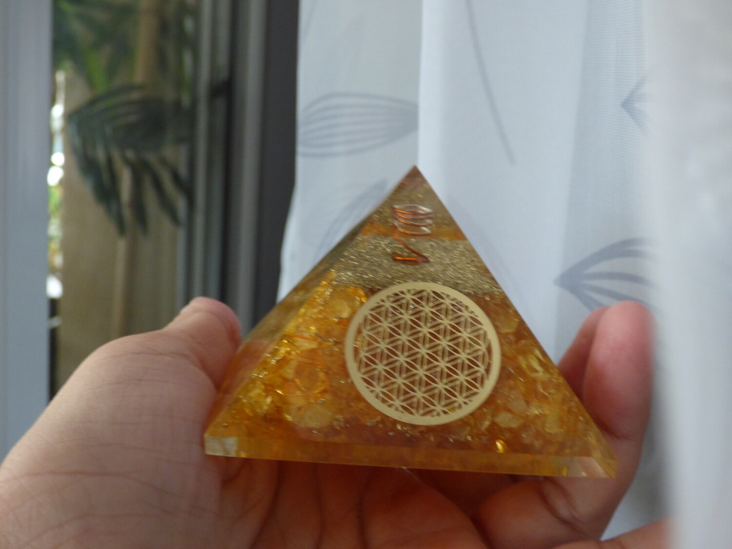 Grand Pyramide d&#39;orgone en cristal de citrine avec symbole de fleur de vie  75mm/71mm