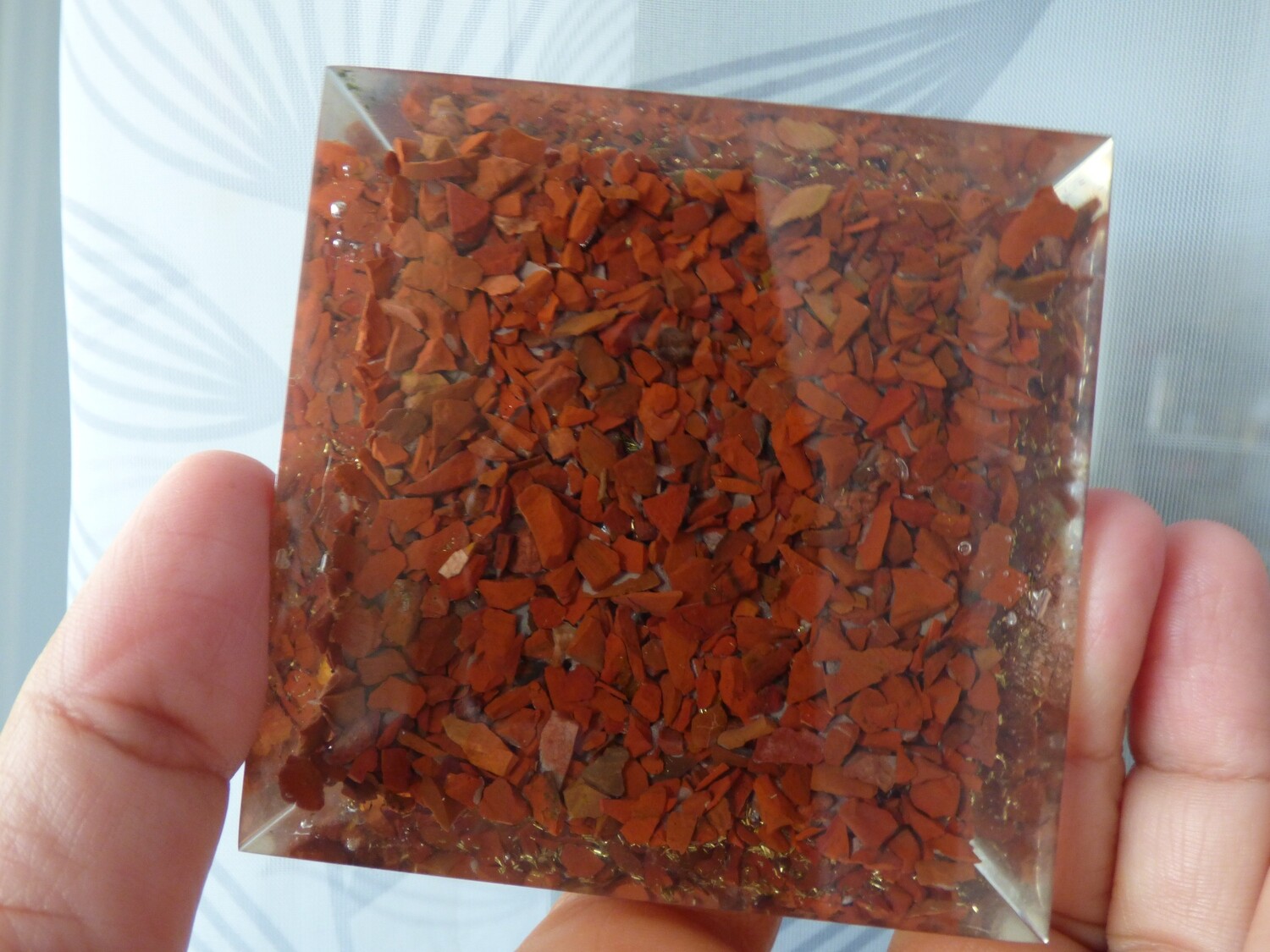 Grand Pyramide d&#39;orgone des 7 chakras avec symbole de fleur de vie 80mm/80mm