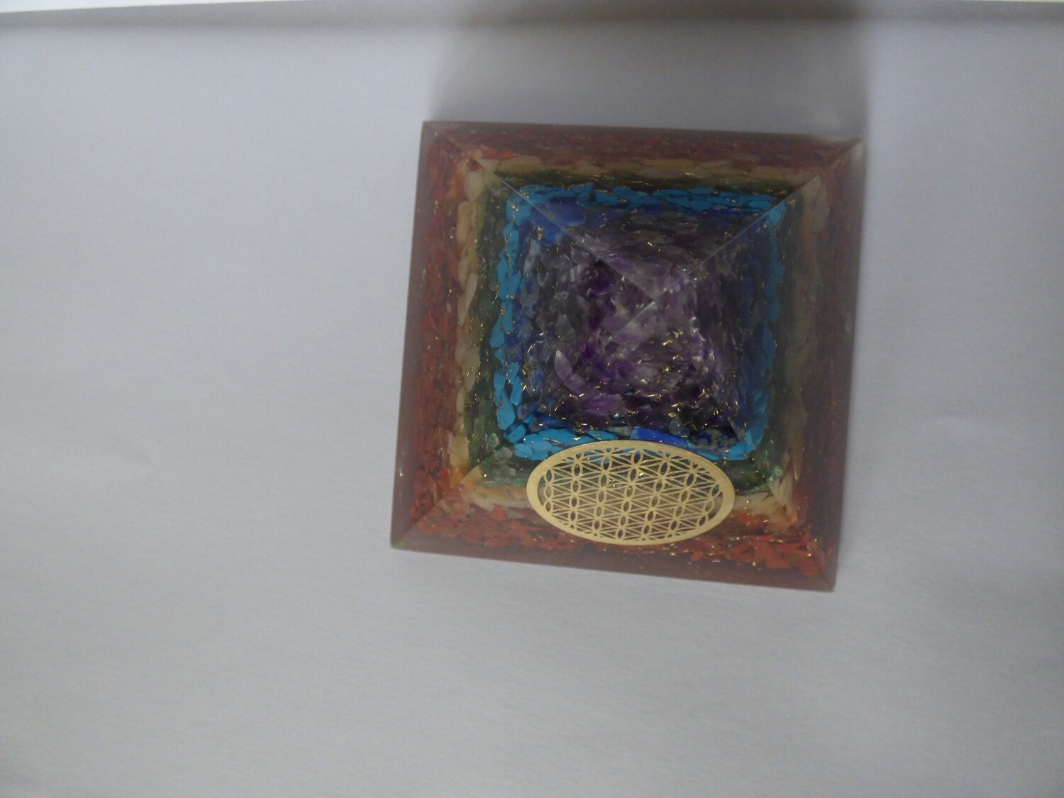 Grand Pyramide d&#39;orgone des 7 chakras avec symbole de fleur de vie 80mm/80mm