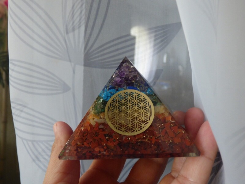 Grand Pyramide d&#39;orgone des 7 chakras avec symbole de fleur de vie 80mm/80mm