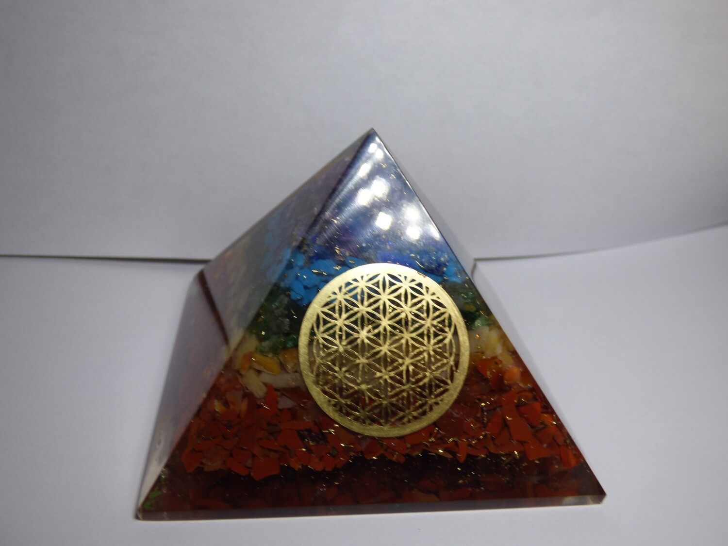 Grand Pyramide d&#39;orgone des 7 chakras avec symbole de fleur de vie 80mm/80mm