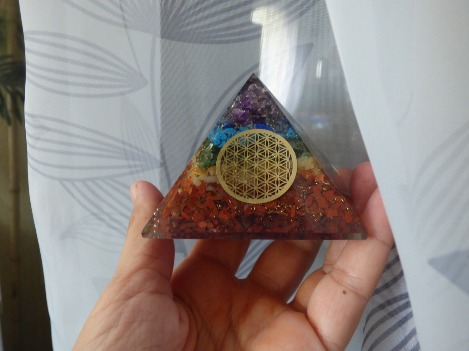 Grand Pyramide d&#39;orgone des 7 chakras avec symbole de fleur de vie 80mm/80mm