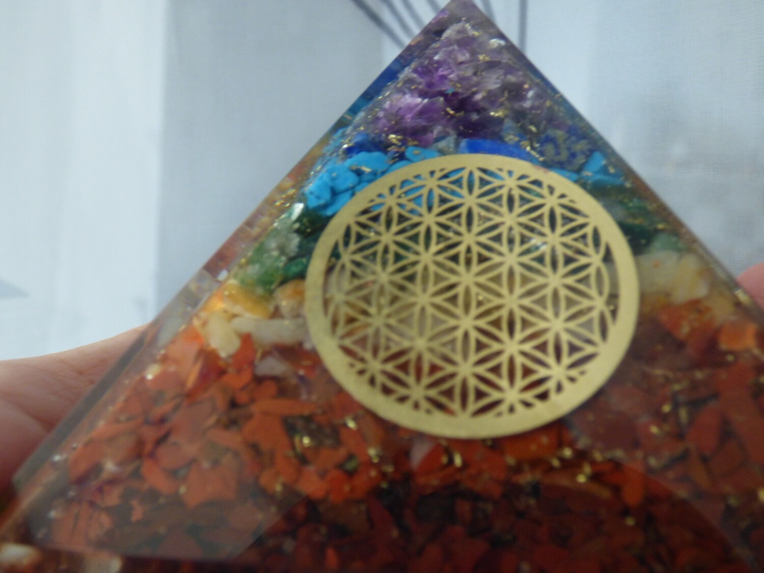 Grand Pyramide d&#39;orgone des 7 chakras avec symbole de fleur de vie 80mm/80mm
