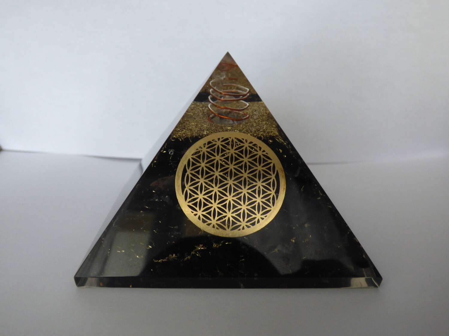 Grand Pyramide d&#39;orgone en tourmaline noire avec symbole de fleur de vie (80 mm/77mm)