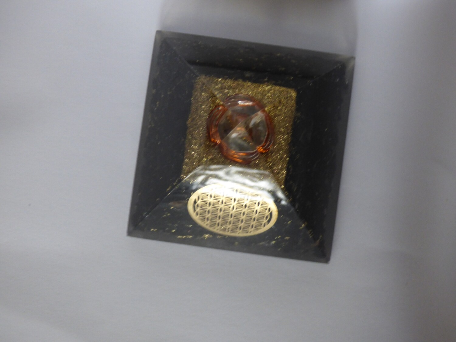 Grand Pyramide d&#39;orgone en tourmaline noire avec symbole de fleur de vie (80 mm/77mm)