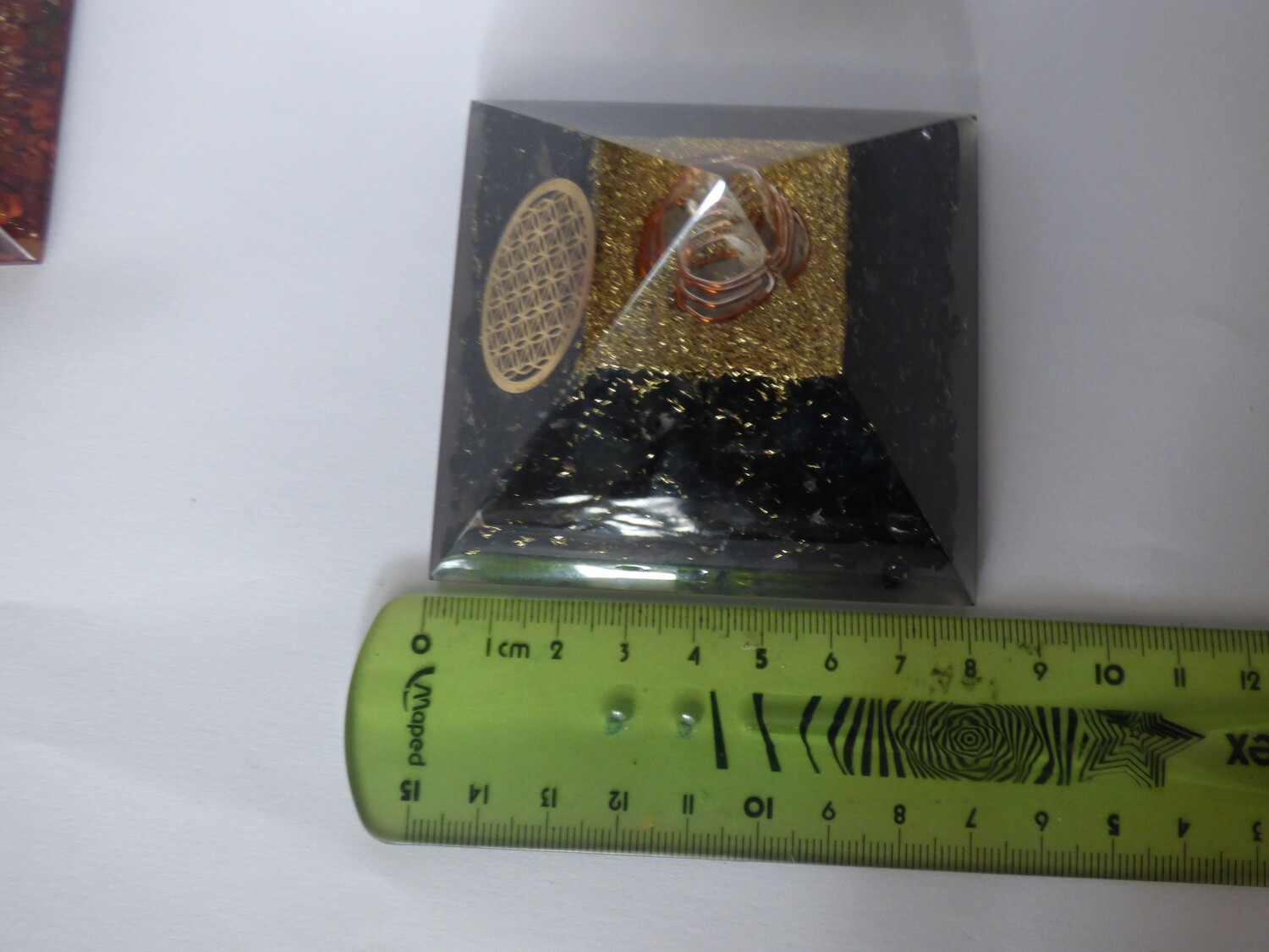 Grand Pyramide d&#39;orgone en tourmaline noire avec symbole de fleur de vie (80 mm/77mm)