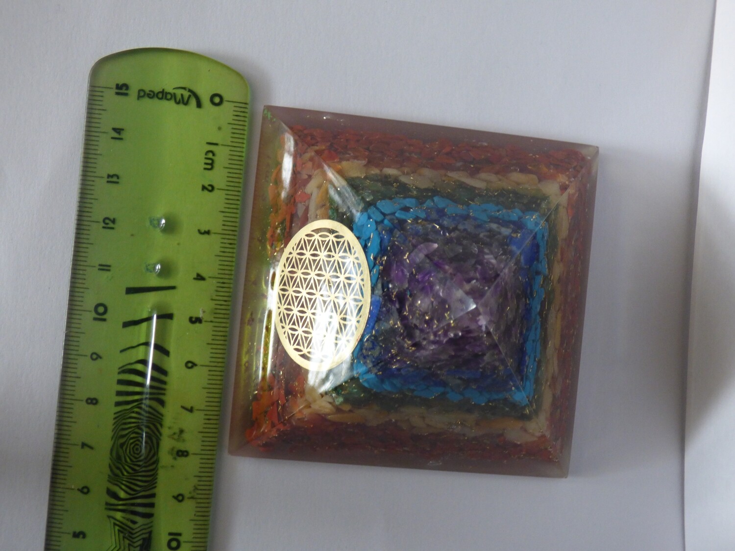 Grand Pyramide d&#39;orgone des 7 chakras avec symbole de fleur de vie 80mm/80mm