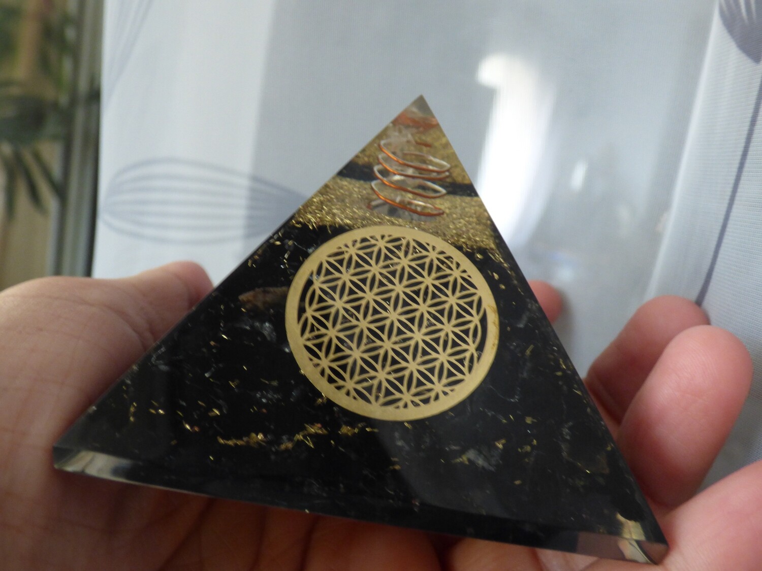 Grand Pyramide d&#39;orgone en tourmaline noire avec symbole de fleur de vie (80 mm/77mm)